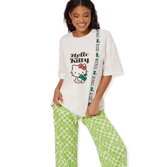 🆕Hello Kitty White Short Sleeve Tee Shirt - Picture 2 of 6